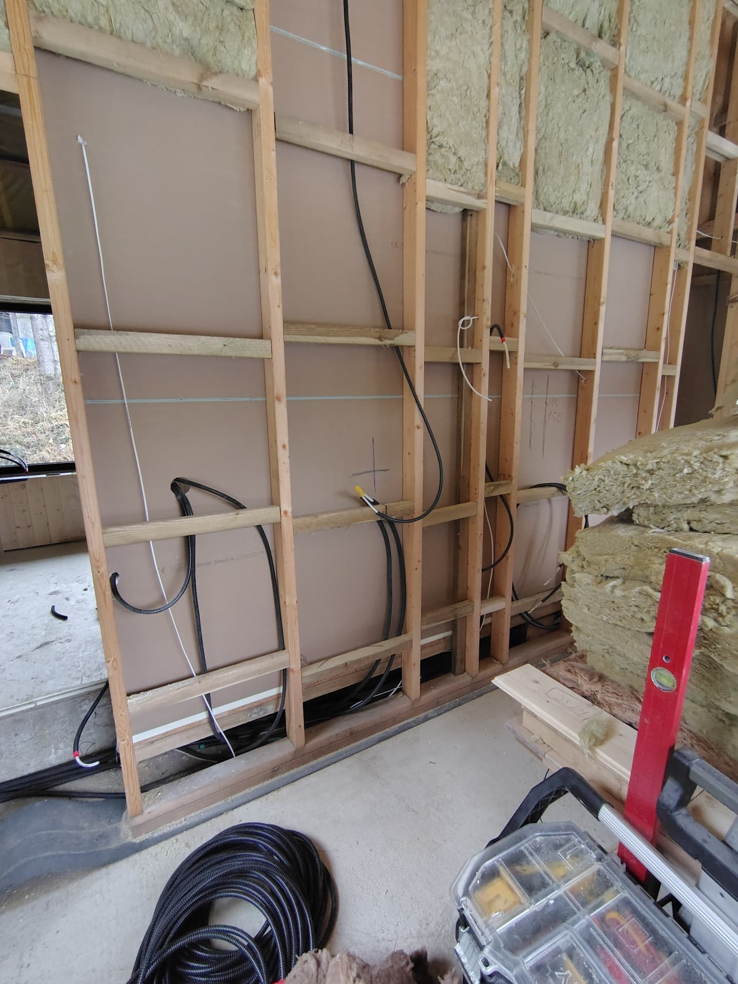 Montaż instalacji elektrycznej w ścianie drewnianej z wełną mineralną