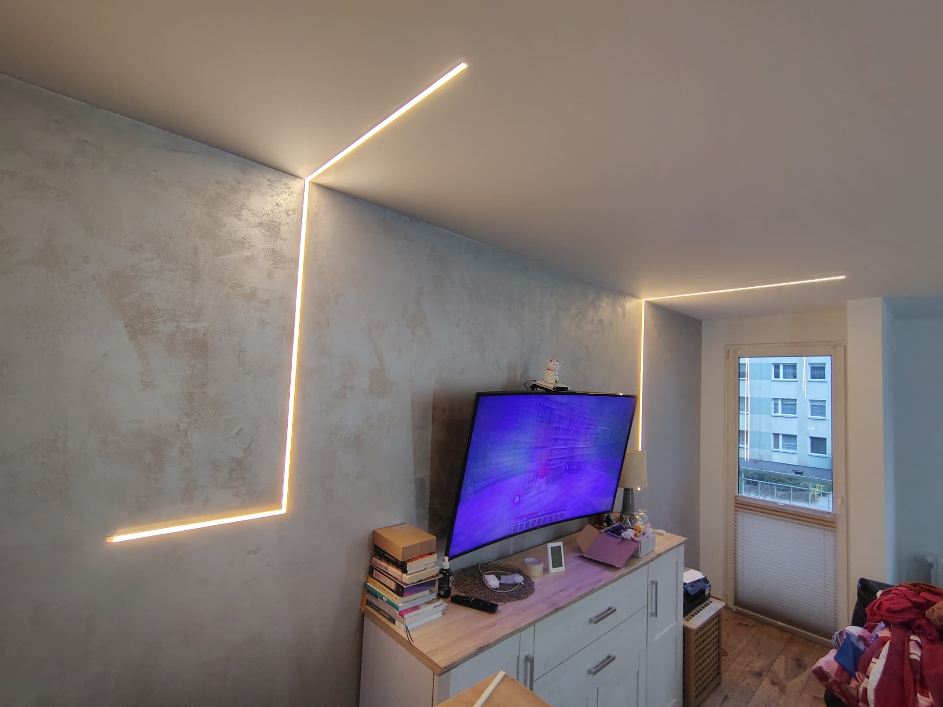 Profil LED podświetlający ścianę za telewizorem w salonie