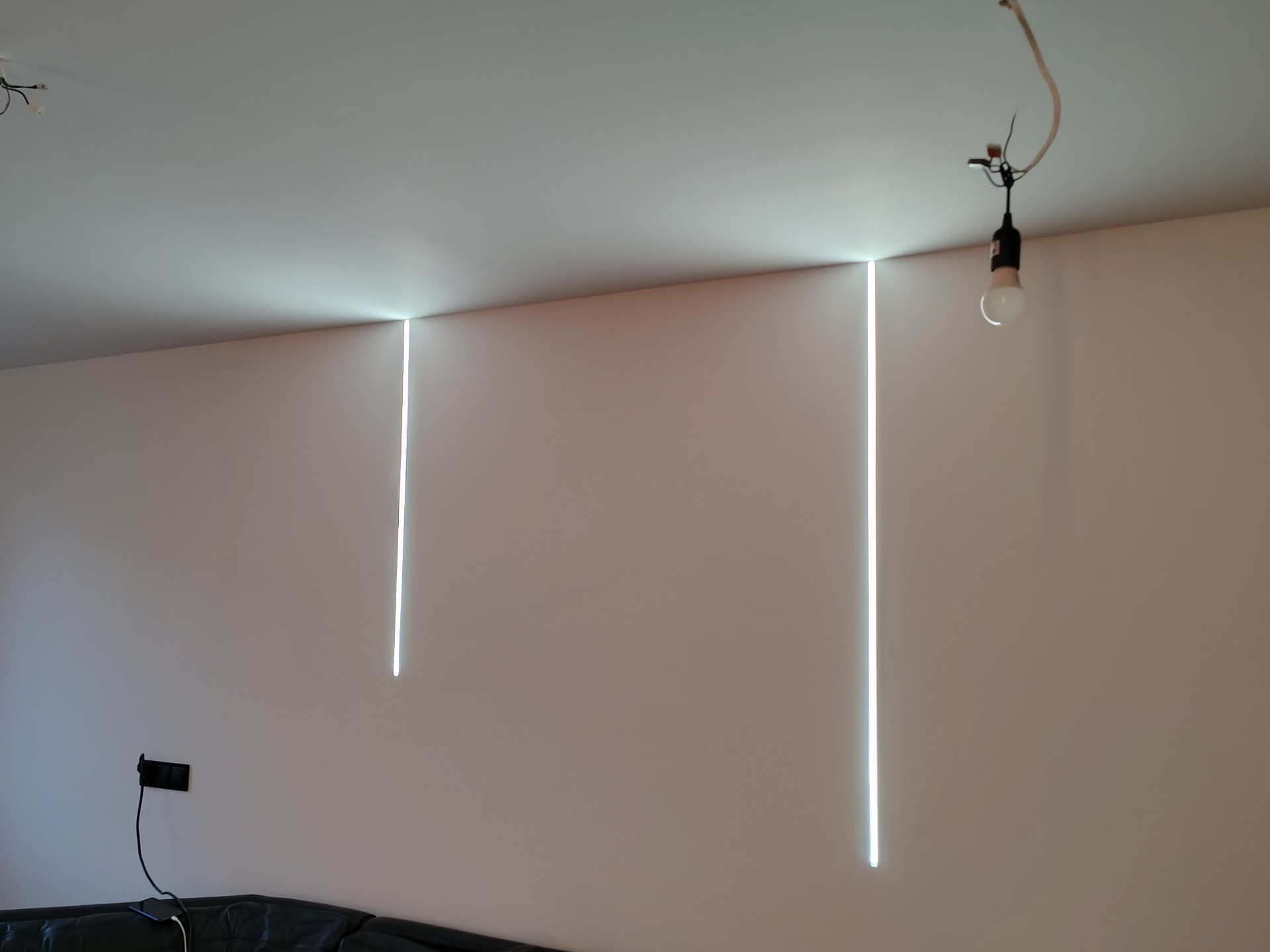 Pionowe listwy LED na ścianie w trakcie wykończenia wnętrza