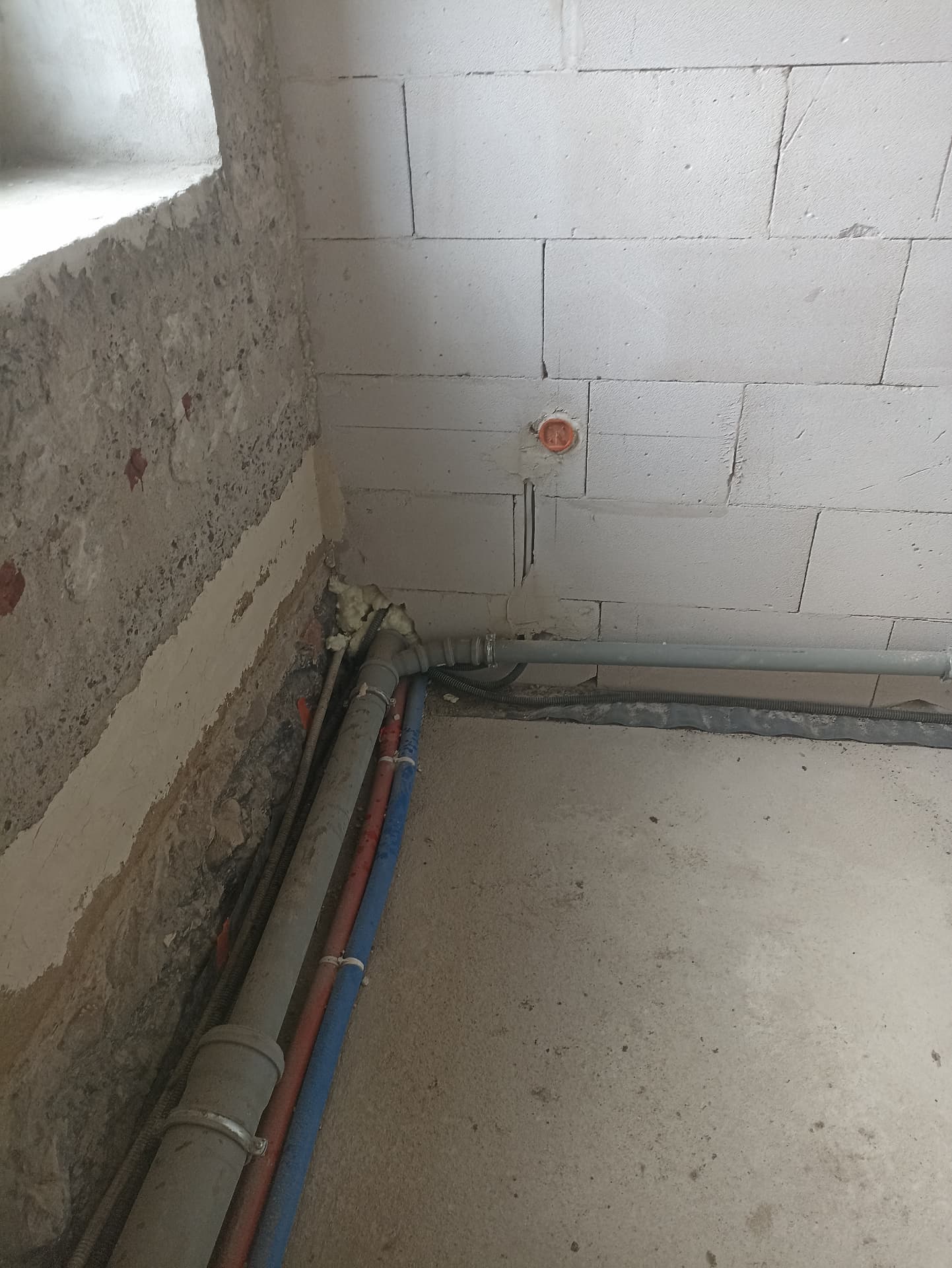 Prowadzenie rur elektroinstalacyjnych w narożniku pomieszczenia