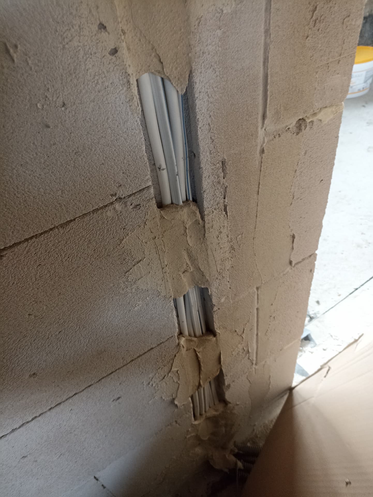 Elektroinstalacja prowadzona w bruzdach murowych pod tynk
