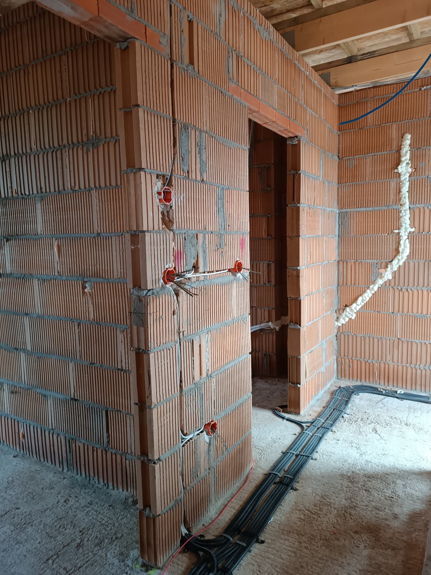 Elektryka w ścianie z cegły podczas budowy domu