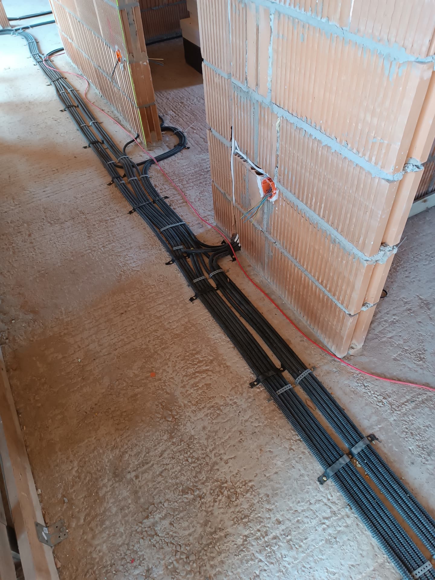 Rozprowadzenie instalacji elektrycznej w budynku w stanie surowym