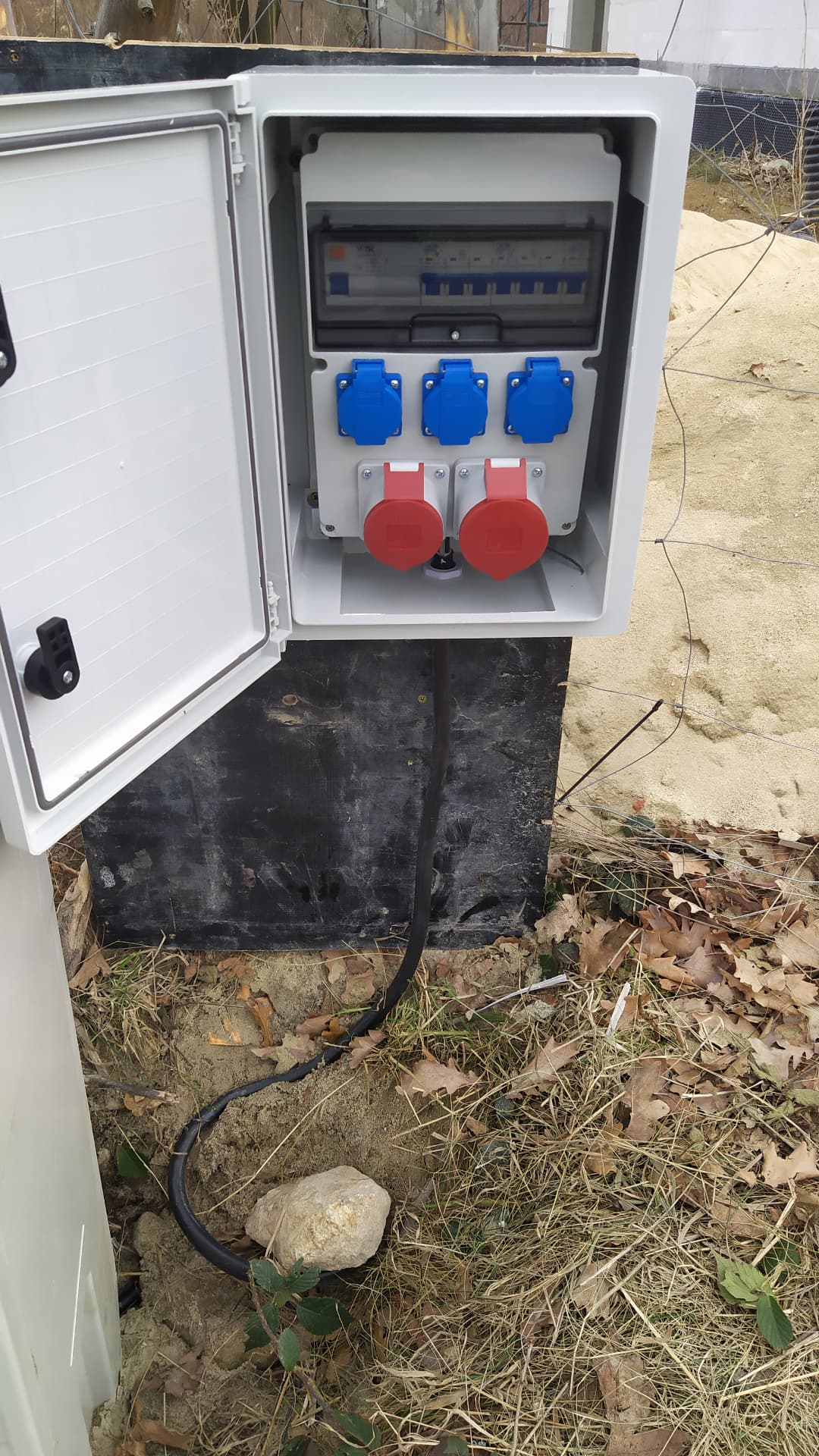 Skrzynka elektryczna z gniazdami siłowymi na placu budowy